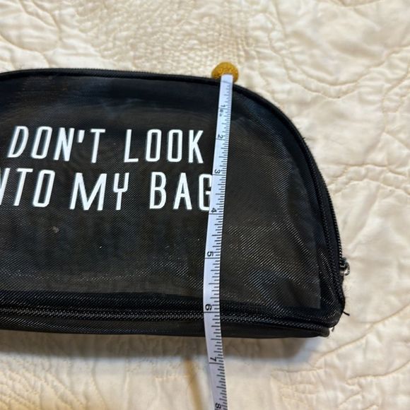 FREE WITH PURCHASE Mesh cosmetic bag - Picture 3 of 4